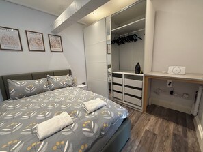 1 dormitori, planxa i posts de planxar i un bressol de viatge