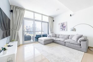 Deluxe Apartment, 3 Bedrooms, Balcony, Harbour View | Living area