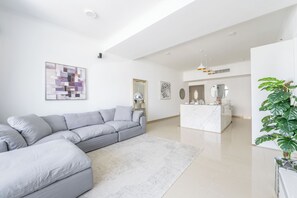 豪華公寓, 3 間臥室, 陽台, 海灣景觀 | 起居區 | 50-吋智慧型電視，提供數位頻道