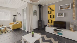 Uma sala de estar moderna com um sofá amarelo, um aparador branco e uma lareira.