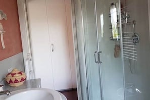 Dusche, Haartrockner, Bidet, Handtücher
