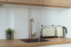 Studio | Eget kök | Mikrovågsugn, ugn, spishäll och grytor/köksredskap