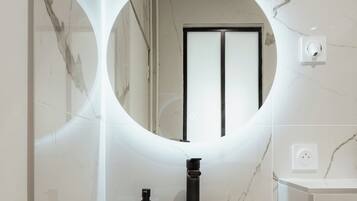 Studio | Bathroom | Free toiletries, hair dryer, towels, soap