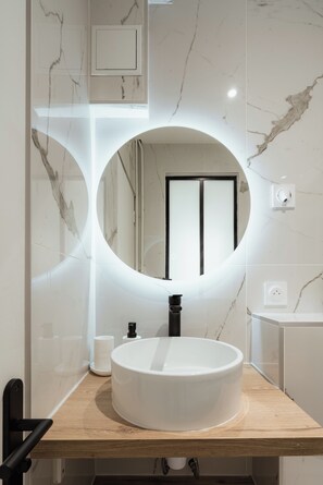 Studio | Bathroom | Free toiletries, hair dryer, towels, soap