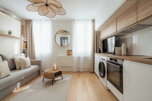 Studio | Private kitchen | Microwave, oven, stovetop, cookware/dishes/utensils