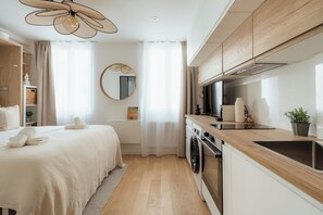 Studio | Private kitchen | Microwave, oven, stovetop, cookware/dishes/utensils