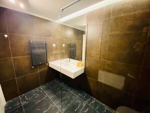 Haartrockner, Handtücher, Seife, Toilettenpapier