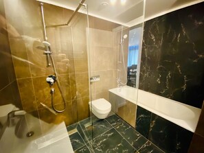 Haartrockner, Handtücher, Seife, Toilettenpapier
