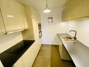 Four à micro-ondes, un four, surface de cuisson, lave-vaisselle