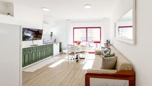 Un appartement moderne comprenant une cuisine, un coin repas et un salon.