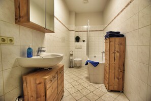 Hair dryer, towels, soap, toilet paper - Vacation apartment "Georgentor" (Naumburg (Saale))