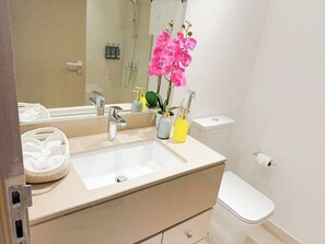 Hair dryer - Yas Island Waters Edge Studio (Abu Dhabi)
