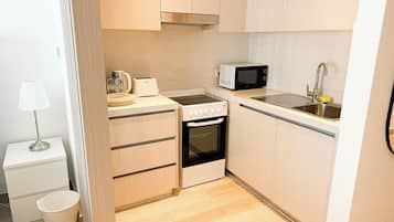 Refrigerador, microondas, horno y cafetera y tetera