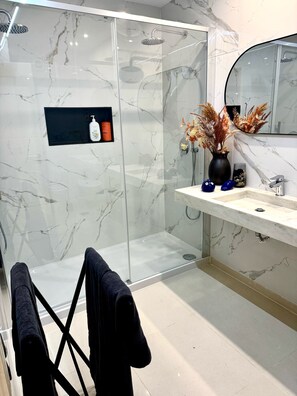 Secadora de cabello, toallas, jabón, papel de baño 