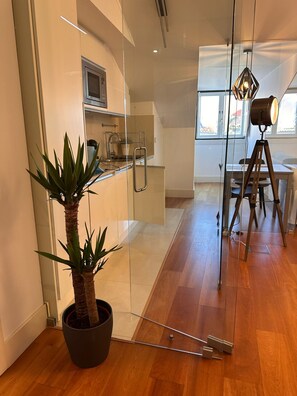 Fridge, microwave, oven, coffee/tea maker - Elegant & cozy Lisbon apartment (Lisboa)