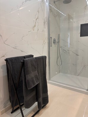 Secadora de cabello, toallas, jabón, papel de baño 