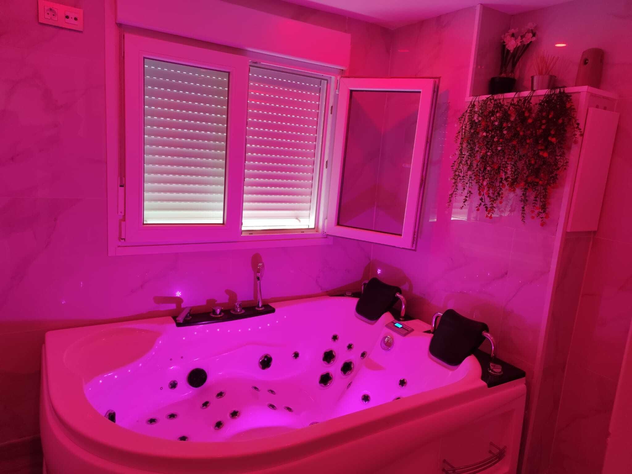 Ducha, bañera de hidromasaje, secador de pelo y toallas