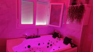 Een douche, een bubbelbad, een haardroger, handdoeken