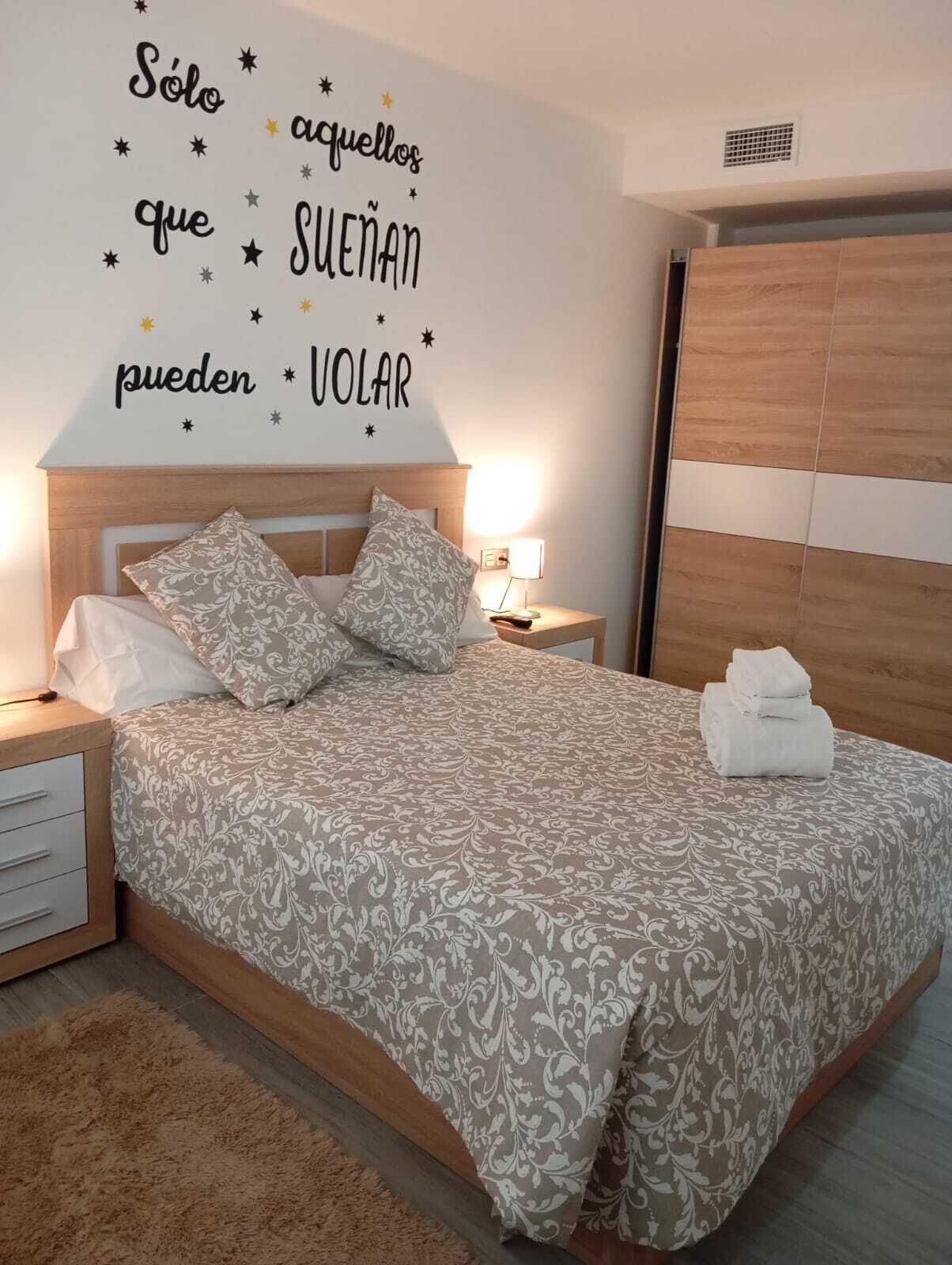 1 slaapkamer, een strijkplank/strijkijzer, wifi, beddengoed