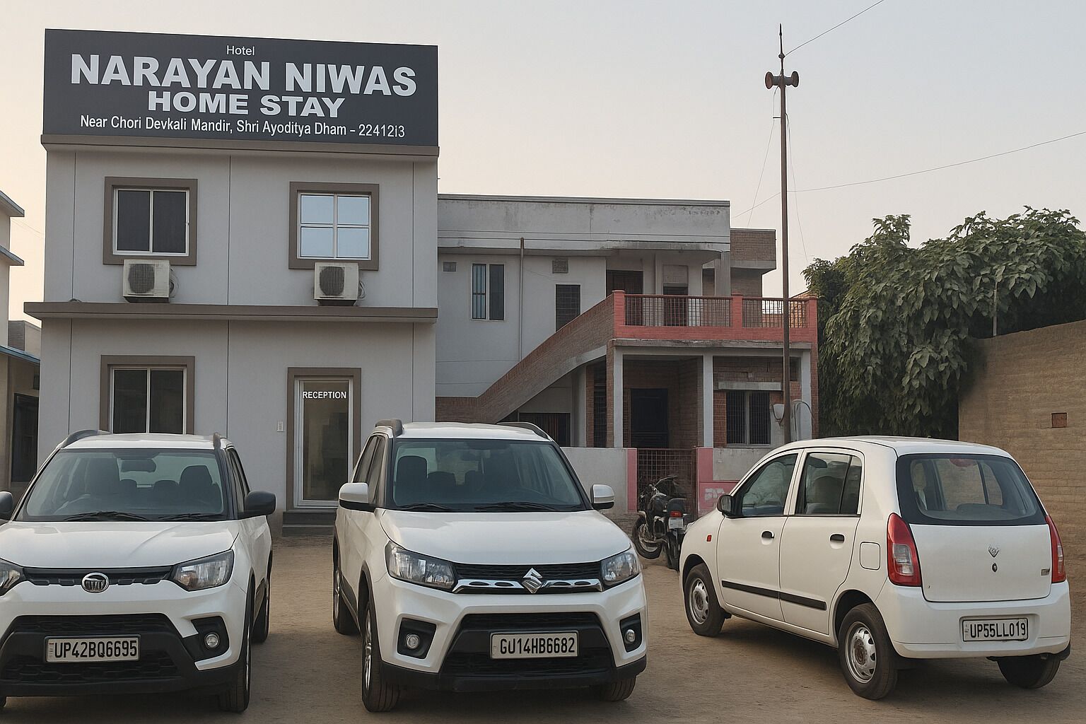 Ein Hotel namens Narayan Niwas Home Stay mit einer Rezeption und Parkplätzen.