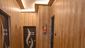 Un pasillo con paredes de madera y piso de baldosas.