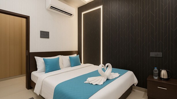 Una habitación de hotel moderna con una cama bien hecha, una mesita de noche con un hervidor y un aire acondicionado de pared.