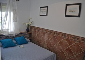 2 bedrooms, desk, iron/ironing board, travel cot - Blue House. Sea house in Bolonia. 2 minutes from the beach! (Tarifa)
