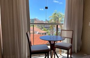 Estúdio conforto, 1 quarto | Opções para refeição no quarto