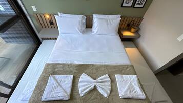 Estúdio luxo, 1 quarto | Individualmente mobiliados, Wi-Fi de cortesia, roupa de cama