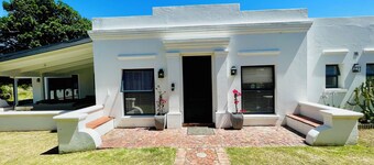 Rondebos Retreat: Tranquil 4-Bedroom Farmhouse with Coastal Views & WiFi