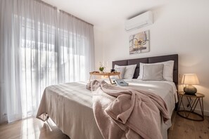 2 chambres, coffres-forts dans les chambres, fer et planche à repasser