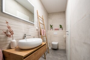 Dusche, Haartrockner, Handtücher
