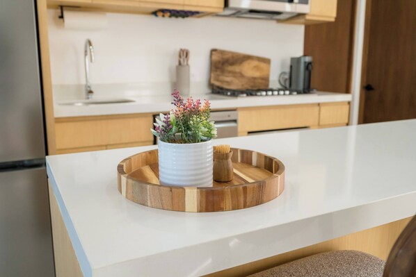 Fridge, microwave, stovetop, dishwasher