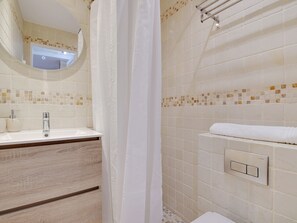 Een douche, een haardroger, handdoeken