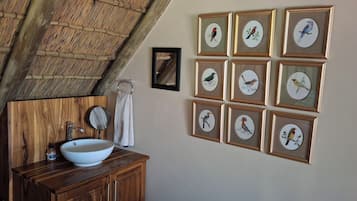 Suite Familiale, vue jardin | Salle de bain | SĂšche-cheveux, serviettes fournies, savon, shampoing