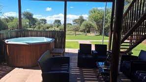 Familjesvit - utsikt mot trädgården | Värdeförvaringsskåp på rummet, skrivbord, gratis wi-fi och sängkläder