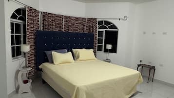 9 soverom, safe på rommet, skrivebord og strykejern/-brett