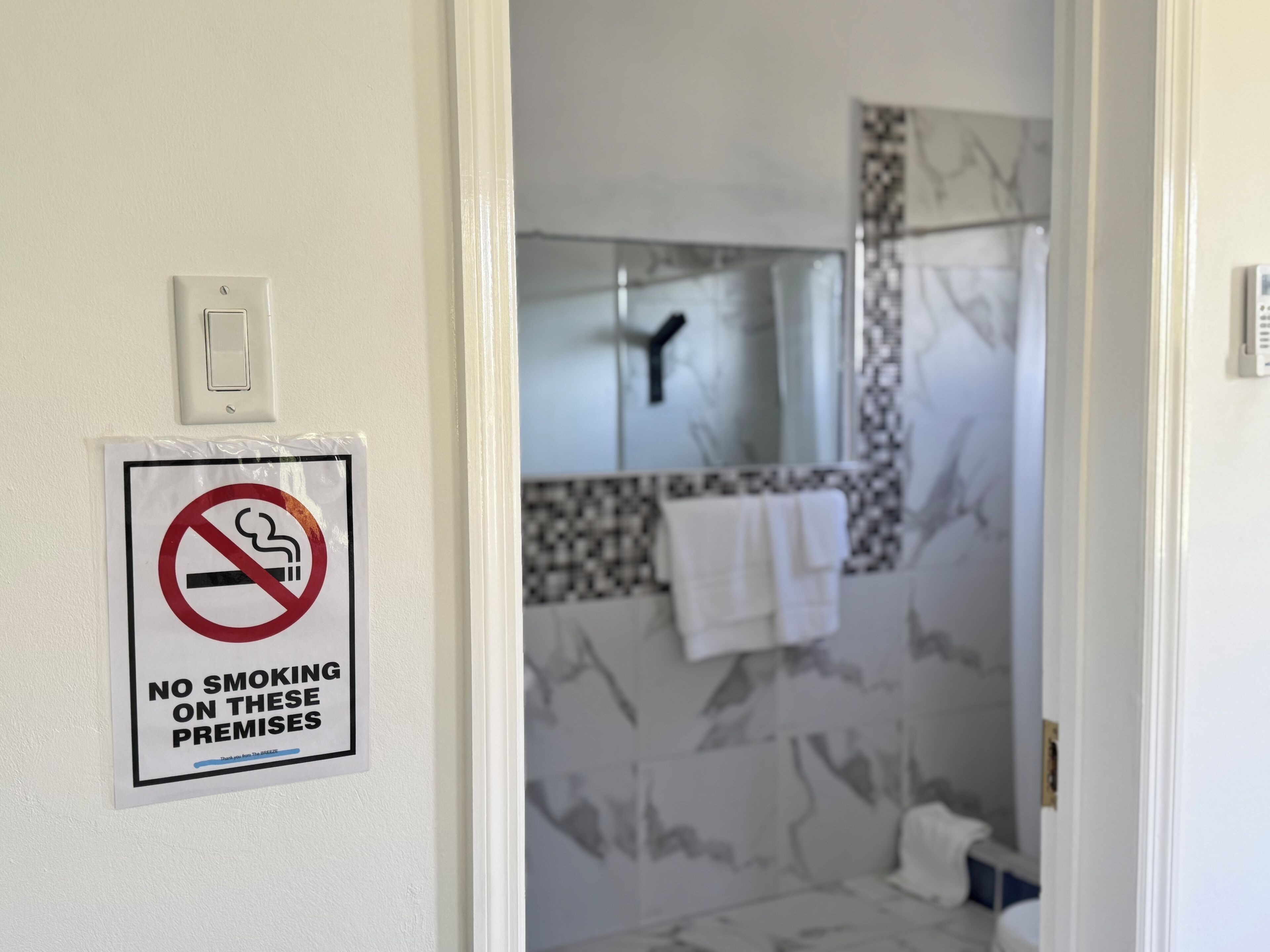 Ducha, secador de pelo, toallas y jabón