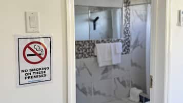 Dusj, hårføner, håndklær og såpe