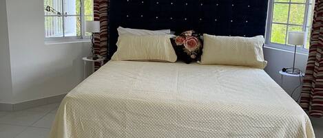 9 室のベッドルーム、セーフティボックス (室内)、アイロン / アイロン台、WiFi (無料)