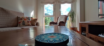 Charming, with views, comfortable and centrally located. Close to the river and the National Park.