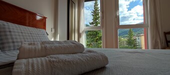 Charming, with views, comfortable and centrally located. Close to the river and the National Park.