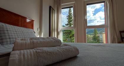 Charming, with views, comfortable and centrally located. Close to the river and the National Park.