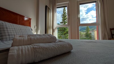 Charming, with views, comfortable and centrally located. Close to the river and the National Park.