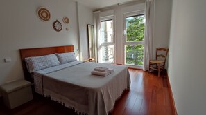 2 slaapkamers, een strijkplank/strijkijzer, beddengoed