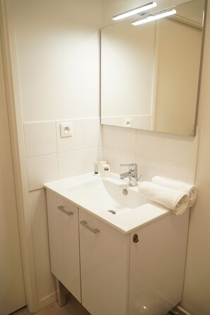 Shower, hair dryer, towels, soap - Apparteo Nantes (Nantes)