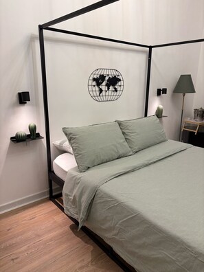 1 slaapkamer, een strijkplank/strijkijzer, wifi, beddengoed