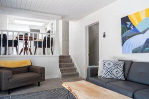 Smart-TV, Kamin, Bücher