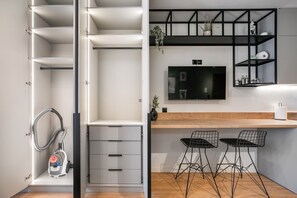 Studio, 1 lit double, cuisine, vue ville | Restauration dans la chambre