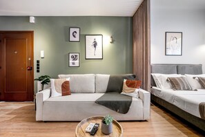 Studiolejlighed - 1 dobbeltseng - køkken - byudsigt | Opholdsområde | 43-tommers smart-tv med digitale kanaler, streamingtjenester